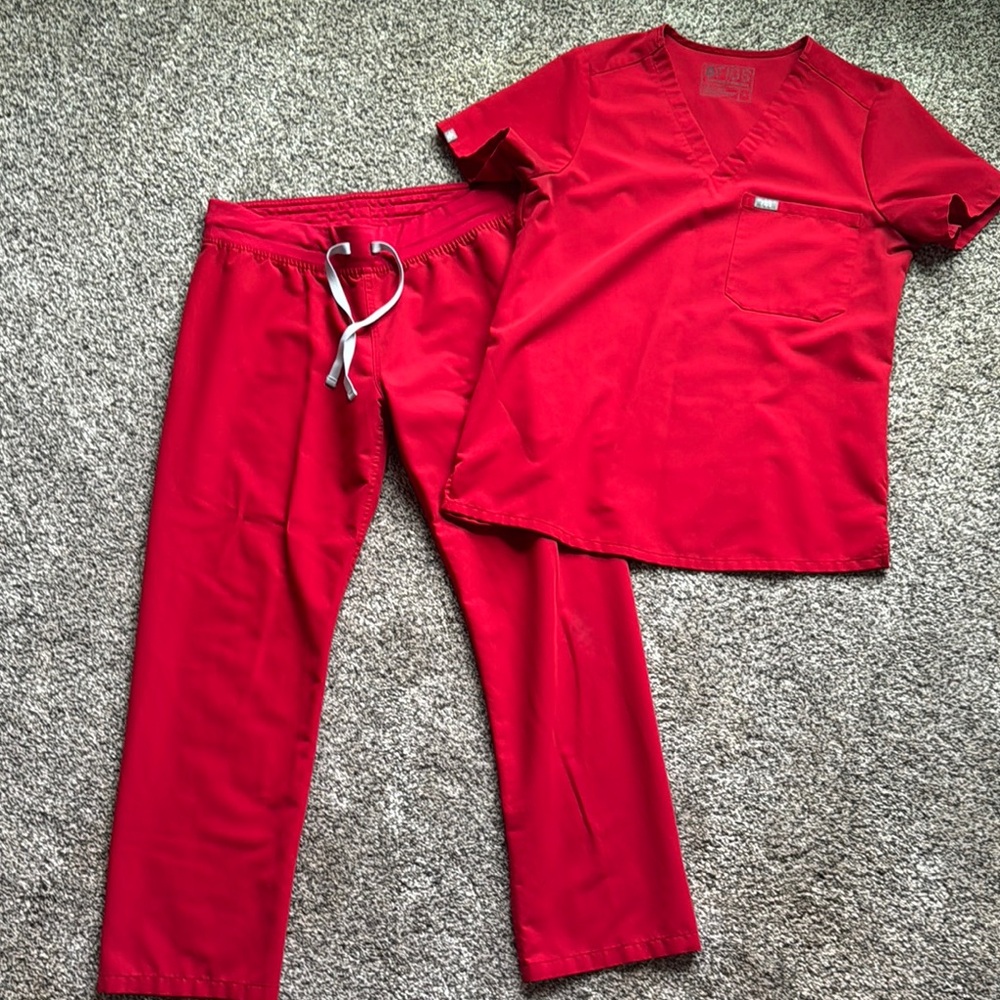 FIGS red medium Set